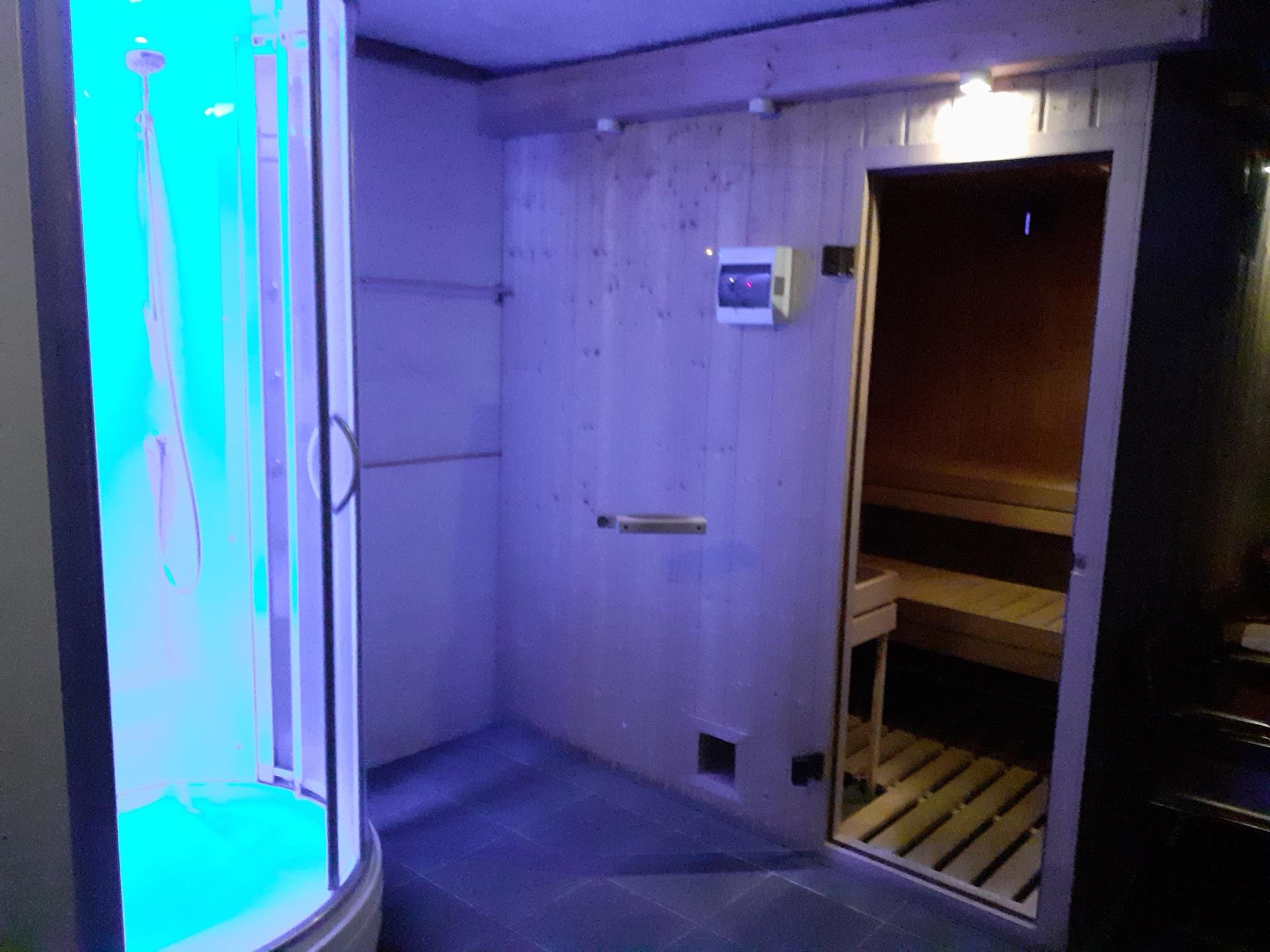<strong>Klasická sauna</strong><div class='motto'>odpočívárna, masážní vany, parní kabina.</div>
